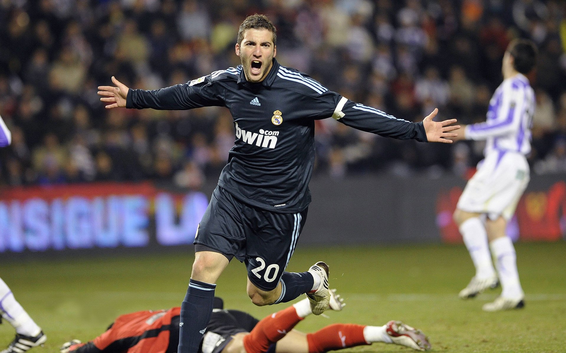 乐鱼中国官网-历史战役：五大联赛史上最经典的决战瞬间回顾，五大联赛历史冠军